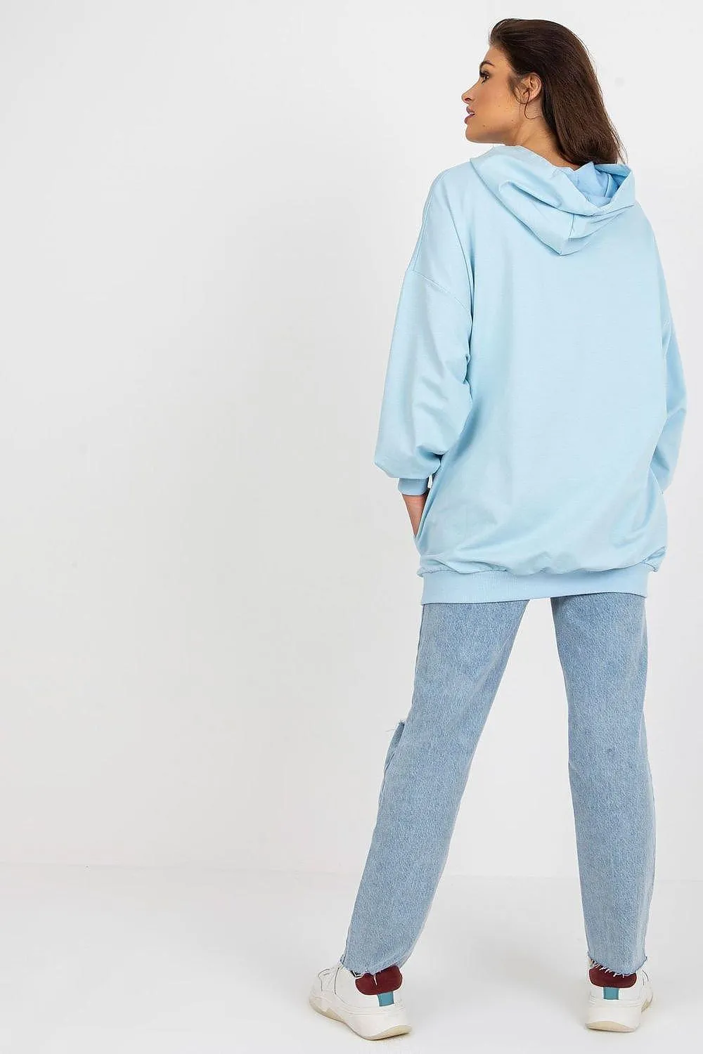 Chic Hooded Sweatshirt with Pockets and Trendy Details